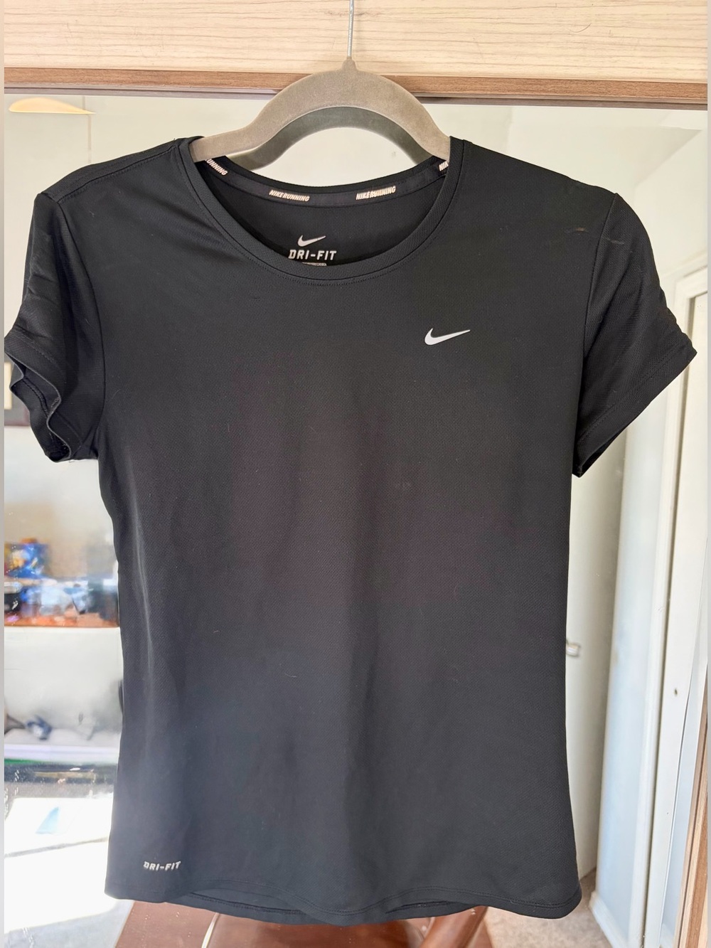 Nike Pro short-sleeve V-neck athletic t-shirt in Black size Small Classic Tee